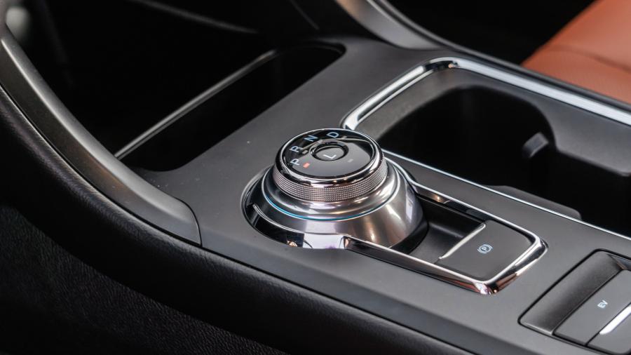 Детали интерьера Ford Fusion Energi 2018 года  (фото 23 из 26)